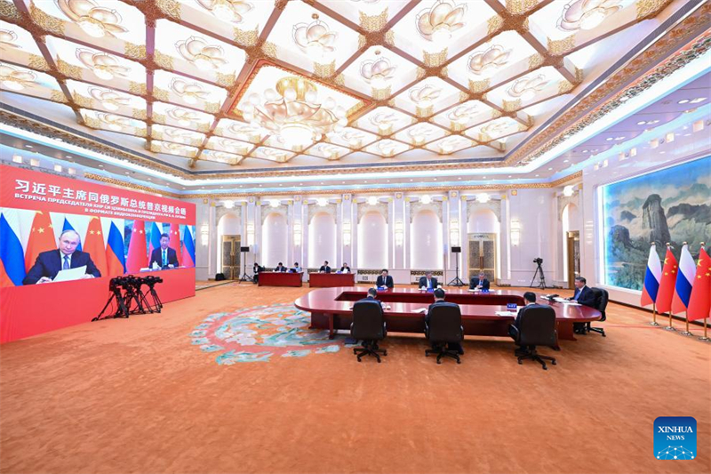 Ο Κιν?ζο? Πρ?εδρο? Σι Τζινπ?νγκ συνομιλε? με τον Ρ?σο Πρ?εδρο Βλαντ?μιρ Πο?τιν μ?σω βιντεοδι?σκεψη? στην Α?θουσα του Λαο? στο Πεκ?νο, πρωτε?ουσα τη? Κ?να?, στι? 21 Ιανουαρ?ου 2025. (Φωτογραφ?α / Xinhua)