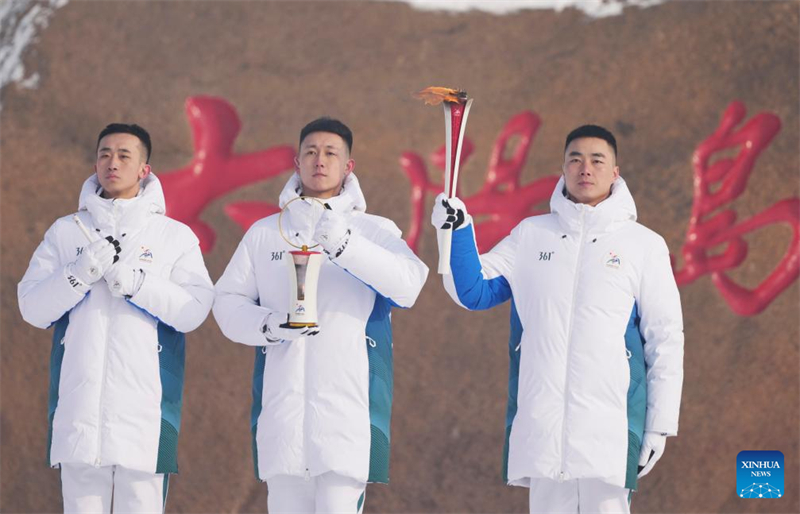 ?να? φρουρ?? (Κ) παρουσι?ζει τη φλ?γα κατ? τη δι?ρκεια τη? τελετ?? αφ?? τη? φλ?γα? των Χειμεριν?ν Ασιατικ?ν Αγ?νων στο Χαρμπ?ν 2025, Περιοχ? του ?λιου, Χαρμπ?ν, στην επαρχ?α Χε?λονγκτζι?νγκ τη? β?ρεια? Κ?να?, στι? 20 Ιανουαρ?ου 2025. (Φωτογραφ?α / Xinhua)