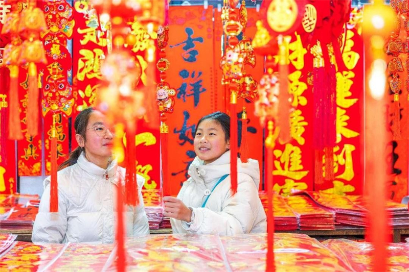 Η φωτογραφ?α, που τραβ?χτηκε στι? 29 Δεκεμβρ?ου 2024, δε?χνει ντ?πιου? κατο?κου? να ψων?ζουν προ??ντα για το Φεστιβ?λ τη? ?νοιξη? στο Σουτσιαν, στην ανατολικ? Κ?να, στην επαρχ?α Τζιανγκσο?. Φωτογραφ?α: People's Daily Online