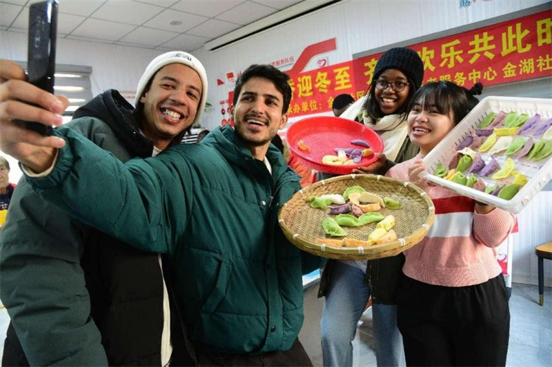 Διεθνε?? φοιτητ?? απ? το Πανεπιστ?μιο Τζιανγκσο? φτι?χνουν ζυμαρικ? με του? κατο?κου? τη? γειτονι?? Τζ?νχου, στην π?λη Ζενγι?νγκ, στην ανατολικ? Κ?να, στην επαρχ?α Τζιανγκσο?, για να γιορτ?σουν το Χειμεριν? Ηλιοστ?σιο, στι? 20 Δεκεμβρ?ου 2024. Φωτογραφ?α: People's Daily Online