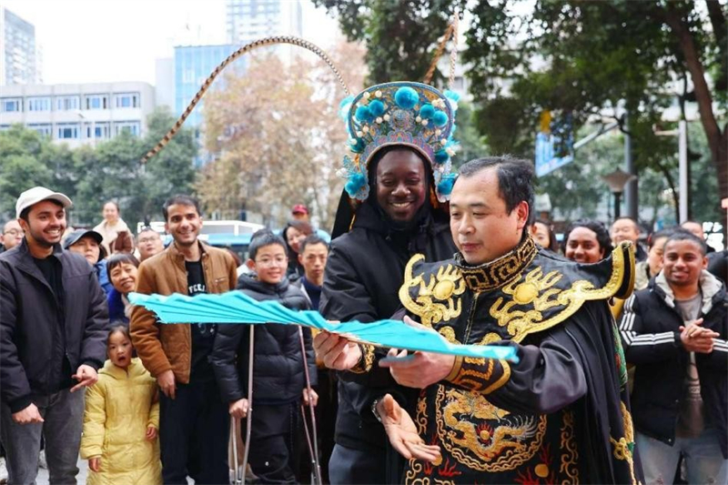 ?να? διεθν?? φοιτητ?? βι?νει την αρχα?α κινεζικ? δραματικ? τ?χνη του Σιτσουανικο? Θε?τρου στην π?λη Μι?νιανγκ, στην νοτιοδυτικ? Κ?να, στην επαρχ?α Σιτσου?ν, στι? 28 Δεκεμβρ?ου 2024. Φωτογραφ?α: People's Daily Online