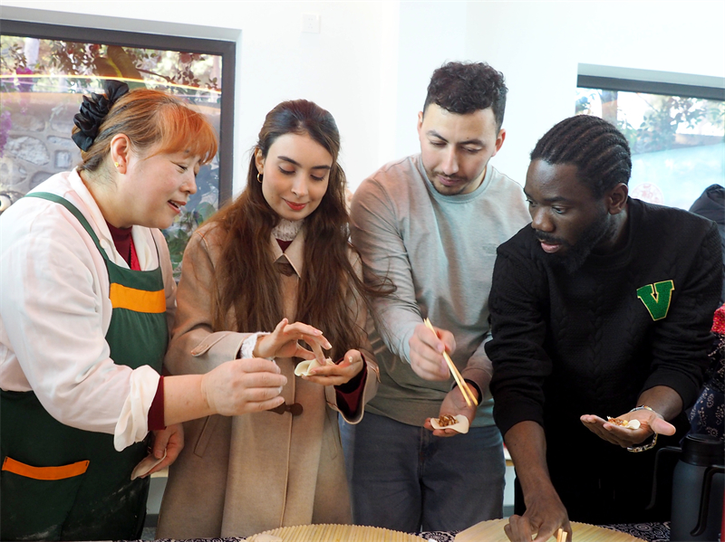 Οι διεθνε?? φοιτητ?? βι?νουν τη χαρ? του ?κινεζικο? ν?ου ?του?? στο Πεκ?νο