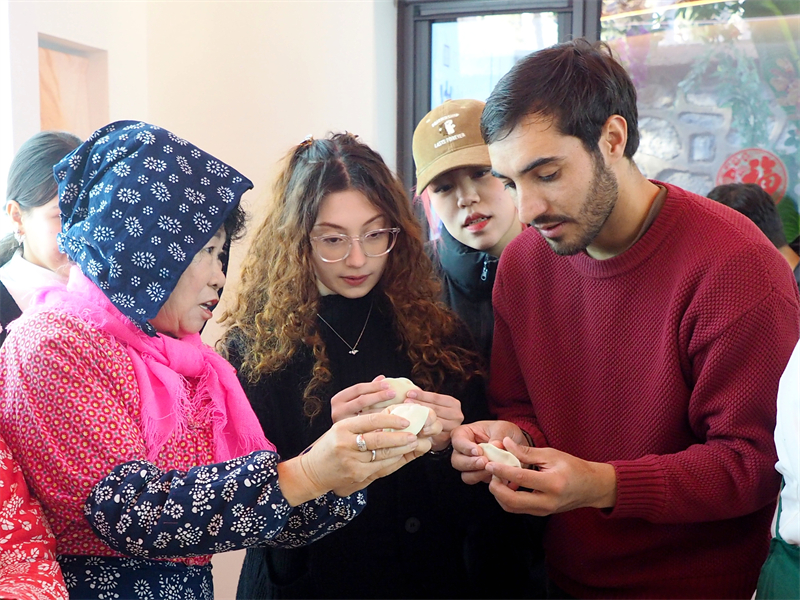 Οι διεθνε?? φοιτητ?? βι?νουν τη χαρ? του ?κινεζικο? ν?ου ?του?? στο Πεκ?νο