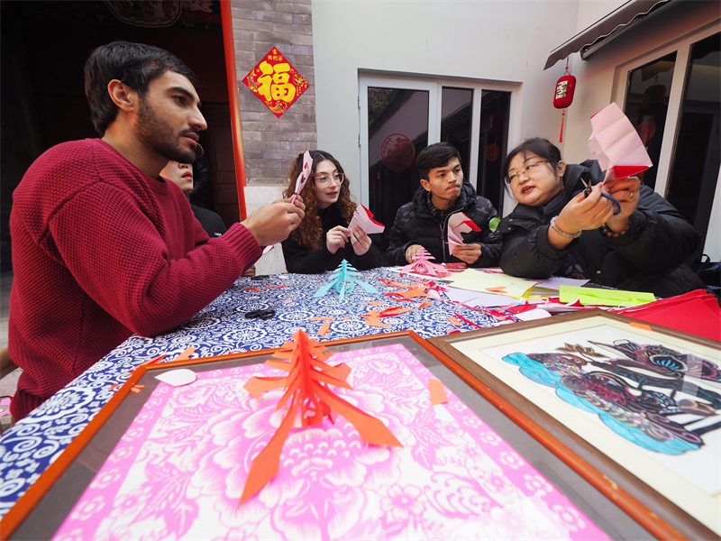 Οι διεθνε?? φοιτητ?? βι?νουν τη χαρ? του ?κινεζικο? ν?ου ?του?? στο Πεκ?νο