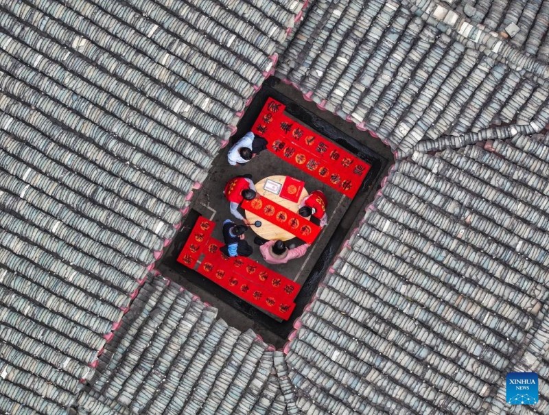 Οι ?νθρωποι σε ?λη την Κ?να απολαμβ?νουν παραδοσιακ? ?θιμα πριν απ? το Φεστιβ?λ τη? ?νοιξη?