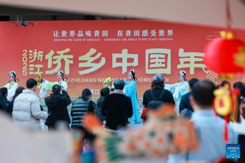 Οι ?νθρωποι σε ?λη την Κ?να απολαμβ?νουν παραδοσιακ? ?θιμα πριν απ? το Φεστιβ?λ τη? ?νοιξη?