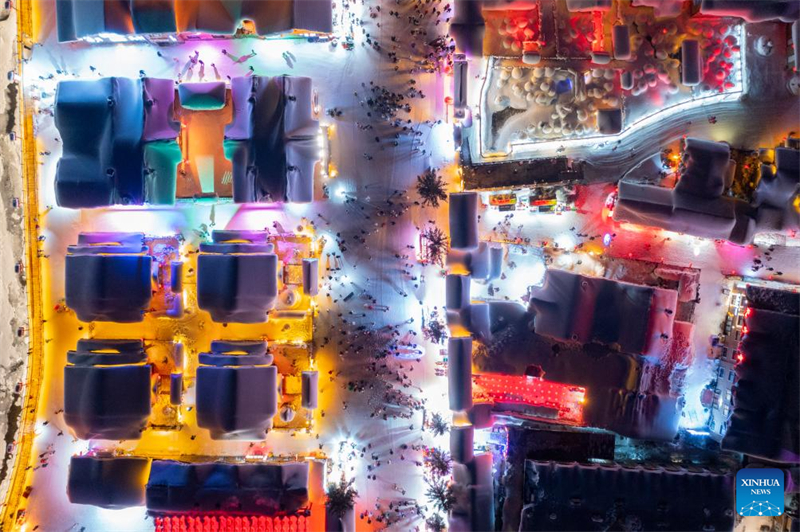 Η ?Π?λη του Χιονιο?? στην π?λη Μουνταντζι?νγκ με λευκ? χι?νι και κ?κκινα φαν?ρια προσελκ?ει τουρ?στε?