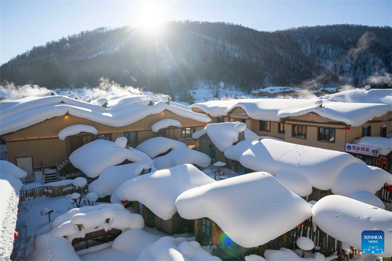 Η ?Π?λη του Χιονιο?? στην π?λη Μουνταντζι?νγκ με λευκ? χι?νι και κ?κκινα φαν?ρια προσελκ?ει τουρ?στε?