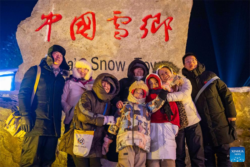 Η ?Π?λη του Χιονιο?? στην π?λη Μουνταντζι?νγκ με λευκ? χι?νι και κ?κκινα φαν?ρια προσελκ?ει τουρ?στε?