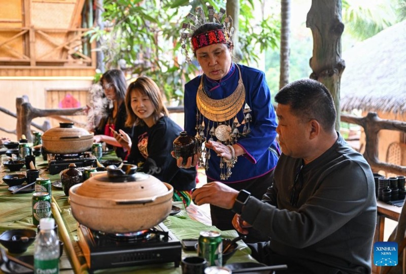  ?να? χωρικ?? σερβ?ρει παραδοσιακ? κρασ? απ? ρ?ζι τη? εθνοτικ?? ομ?δα? Λι στην τουριστικ? περιοχ? Binglanggu, στην Αυτ?νομη Κομητε?α των Λι και Μι?ο, Μπαοτ?νγκ, στην επαρχ?α Χα?ν?ν, ν?τια Κ?να, στι? 28 Ιανουαρ?ου 2025.