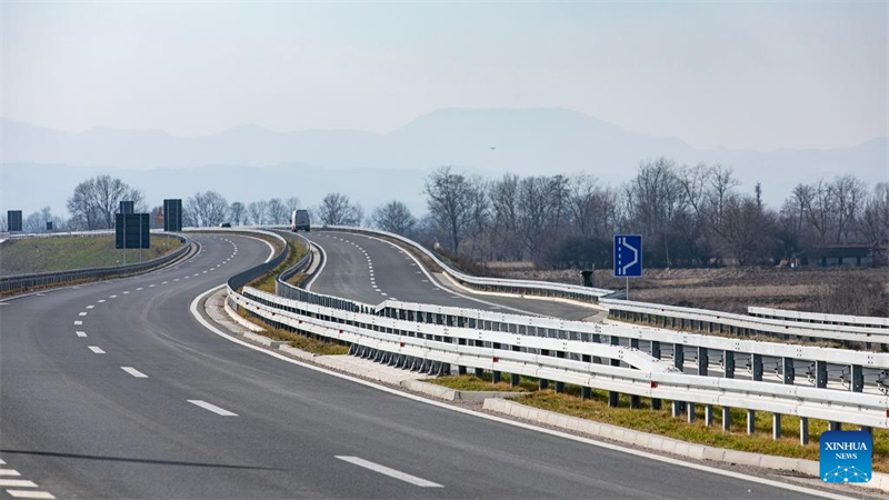 Αυτ? η φωτογραφ?α, που τραβ?χτηκε την 1η Φεβρουαρ?ου 2025, δε?χνει ?να τμ?μα του αυτοκινητ?δρομου Λ?ικοβατ?-Β?λιεβο στη Σερβ?α. (Φωτογραφ?α / Xinhua)
