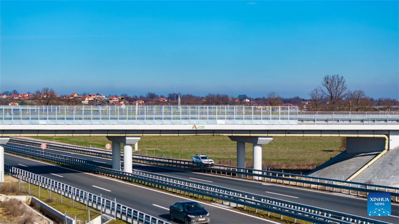 Αυτ? η φωτογραφ?α, που τραβ?χτηκε την 1η Φεβρουαρ?ου 2025, δε?χνει οχ?ματα να κινο?νται στον αυτοκινητ?δρομο Λ?ικοβατ?-Β?λιεβο στη Σερβ?α. (Φωτογραφ?α / Xinhua)