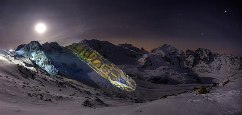 Φωτογραφ?α που τραβ?χτηκε στι? 28 Ιανουαρ?ου 2025, δε?χνει την εικ?να εν?? φιδιο? να προβ?λλεται στου? βρ?χου? του παγετ?να Pers στο Pontresina τη? Ελβετ?α?. Ο Ελβετ?? καλλιτ?χνη? Gerry Hofstetter πρ?βαλε ?ναν γιγαντια?ο τ?γρη-π?θωνα στη β?ρεια πλευρ? του Piz Palü και του παγετ?να Pers την Τρ?τη, για να τιμ?σει τον εορτασμ? του Κινεζικο? Ν?ου ?του? του Φιδιο? στο Pontresina τη? Ελβετ?α?. (Φωτογραφ?α / Xinhua)