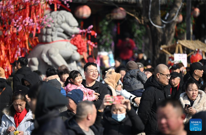 Τουρ?στε? επισκ?πτονται την αρχα?α π?λη Γιανγκλιουτσ?νγκ στο Τιαντζ?ν, β?ρεια Κ?να, στι? 2 Φεβρουαρ?ου 2025. (Φωτογραφ?α / Xinhua)