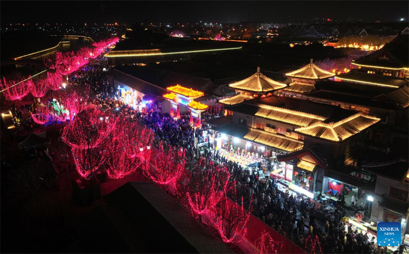 Πλ?θο? τουριστ?ν στην αρχα?α π?λη τη? Τιαντζ?ν εν μ?σω των εορτασμ?ν του Κινεζικο? Ν?ου ?του?