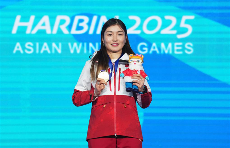 Η χρυσ? Ολυμπιον?κη? Μπαγι?νι Τζιαλ?ν - Bayani Jialin απ? την Κ?να ποζ?ρει κατ? τη δι?ρκεια τη? τελετ?? απονομ?? μετ? τον αγ?να 5 χιλιομ?τρων ελε?θερου σκι γυναικ?ν στου? 9ου? Ασιατικο?? Χειμερινο?? Αγ?νε? στο χιονοδρομικ? κ?ντρο Γιαμπουλ? (Yabuli), στην επαρχ?α Χε?λονγκτζι?νγκ τη? βορειοανατολικ?? Κ?να?, στι? 9 Φεβρουαρ?ου του 2025. (Φωτογραφ?α / Xinhua)