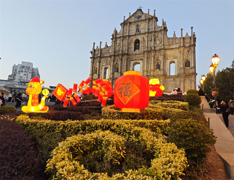 Φαν?ρια και διακοσμ?σει? υποδ?χονται το Φεστιβ?λ των Φαναρι?ν στο Μακ?ο