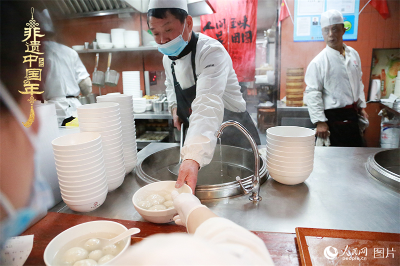 Η ζεστασι? γεμ?ζει τον κ?σμο, το Φεστιβ?λ των Φαναρι?ν μα? εν?νει ?λου?