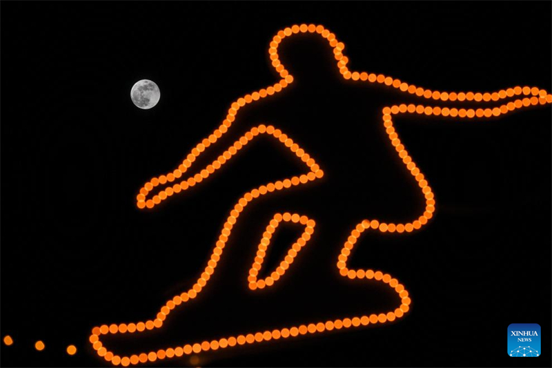 Το σελην?φω? λ?μπει π?νω απ? την π?λη Χαρμπ?ν εν μ?σω Ασιατικ?ν Χειμεριν?ν Αγ?νων