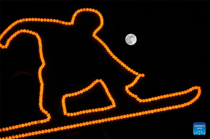 Το σελην?φω? λ?μπει π?νω απ? την π?λη Χαρμπ?ν εν μ?σω Ασιατικ?ν Χειμεριν?ν Αγ?νων