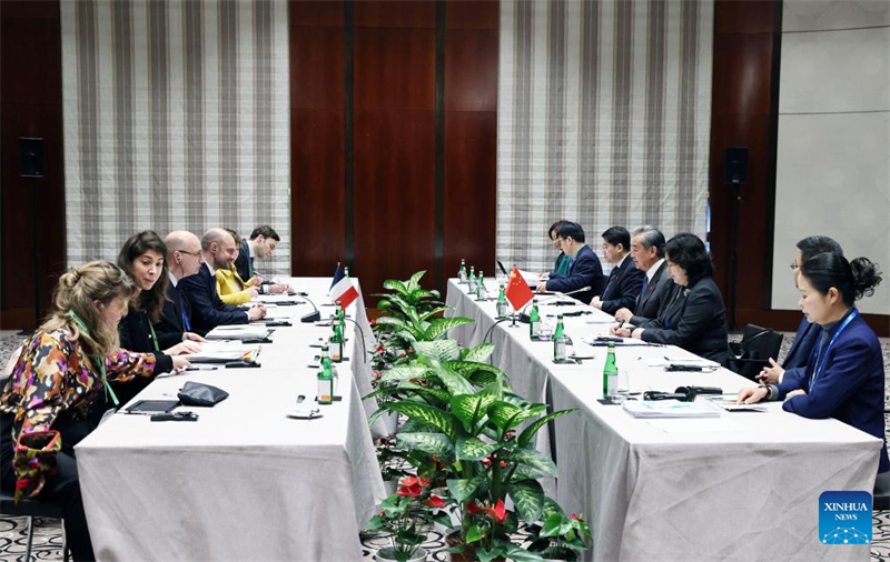 Ο Κιν?ζο? υπουργ?? Εξωτερικ?ν, Γου?νγκ Γι, που ε?ναι επ?ση? μ?λο? του Πολιτικο? Γραφε?ου τη? Κεντρικ?? Επιτροπ?? του Κομμουνιστικο? Κ?μματο? τη? Κ?να?, συναντ? τον Γ?λλο ομ?λογ? του, Ζαν-Νο?λ Μπαρ?, μετ? τη συμμετοχ? του στη Δι?σκεψη Ασφαλε?α? του Μον?χου, στο Μ?ναχο, Γερμαν?α, στι? 15 Φεβρουαρ?ου 2025. (Φωτογραφ?α / Xinhua)