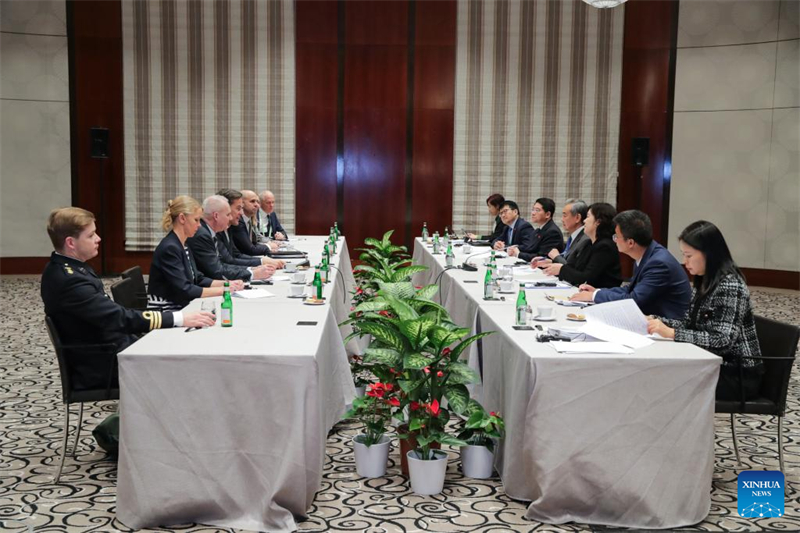 Ο Κιν?ζο? Υπουργ?? Εξωτερικ?ν, Γου?νγκ Γι, επ?ση? μ?λο? του Πολιτικο? Γραφε?ου τη? Κεντρικ?? Επιτροπ?? του Κομμουνιστικο? Κ?μματο? τη? Κ?να?, συναντ? τον Γενικ? Γραμματ?α του ΝΑΤΟ, Μαρκ Ρο?τε, στο περιθ?ριο τη? Δι?σκεψη? Ασφ?λεια? του Μον?χου, στο Μ?ναχο τη? Γερμαν?α?, στι? 14 Φεβρουαρ?ου 2025. (Φωτογραφ?α / Xinhua)