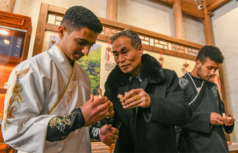 Ξ?νοι φοιτητ?? βι?νουν τη γοητε?α τη? κινεζικ?? ?υλη? πολιτιστικ?? κληρονομι??
