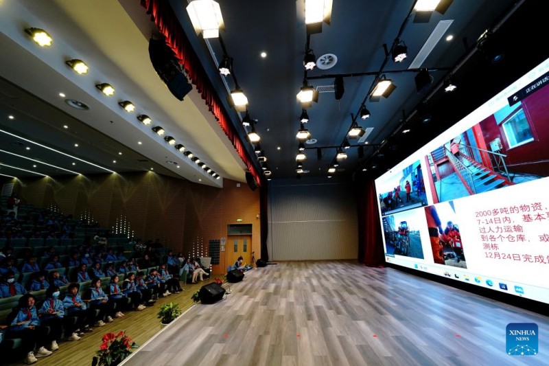 Μαθητ?? πραγματοποιο?ν βιντεοκλ?ση με μ?λη τη? 41η? Κινεζικ?? αποστολ?? στην Ανταρκτικ? σε ?να γυμν?σιο στη Σαγκ?η, ανατολικ? Κ?να, 17 Φεβρουαρ?ου 2025.