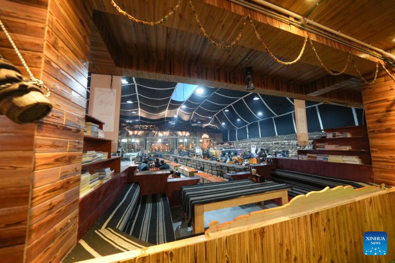 Αυτ? η φωτογραφ?α, τραβηγμ?νη στι? 13 Φεβρουαρ?ου 2025, δε?χνει μ?α τσαγερ?α θιβετιανο? στυλ στην περιφ?ρεια Σ?νι τη? Ν?γκου, στην Αυτ?νομη Περιοχ? Σιζ?νγκ τη? νοτιοδυτικ?? Κ?να?.