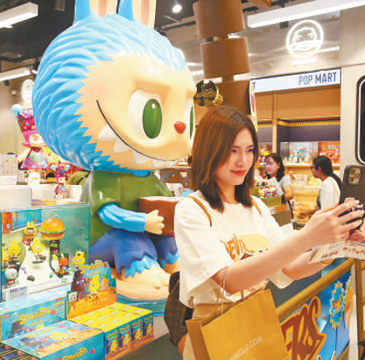 Μ?α καταναλωτ?? ποζ?ρει για φωτογραφ?α με μια φιγο?ρα του Labubu σε ?να κατ?στημα τη? Pop Mart, μια? κινεζικ?? μ?ρκα? παιχνιδι?ν γνωστ?? για τα ?τυφλ? κουτι?? τη?. Πηγ?: Xinhua