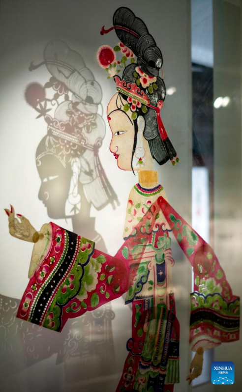 Η φωτογραφ?α, τραβηγμ?νη στι? 18 Φεβρουαρ?ου 2025, δε?χνει μια φιγο?ρα θε?τρου σκι?ν που εκτ?θεται σε μουσε?ο αφιερωμ?νο στην τ?χνη του Θε?τρου Σκι?ν του Wang, στην π?λη Λανγκζ?νγκ, στη νοτιοδυτικ? επαρχ?α Σιτσου?ν τη? Κ?να?.