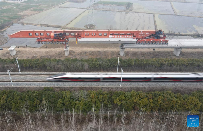 Φωτογραφ?α απ? drone, τραβηγμ?νη στι? 23 Φεβρουαρ?ου 2025, αποτυπ?νει τον χ?ρο εγκατ?σταση? δοκ?ν κιβωτιοειδο?? διατομ?? για τον σιδηρ?δρομο υψηλ?? ταχ?τητα? που θα συνδ?σει τη Σαγκ?η με την το Ναντζ?νγκ τη? επαρχ?α? Τζιανγκσο? και τη Χεφ?ι τη? επαρχ?α? Ανχο?ι, στην ανατολικ? Κ?να. (Φωτογραφ?α / Xinhua)