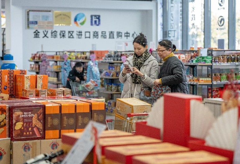 Καταναλωτ?? ψων?ζουν εισαγ?μενα προ??ντα σε ?να κατ?στημα στη Συνολικ? Ζ?νη Ελε?θερου Εμπορ?ου Jinyi, στην π?λη Τζινχου?, στην επαρχ?α Ζετζι?νγκ, στην ανατολικ? Κ?να, στι? 18 Ιανουαρ?ου 2025. (Φωτογραφ?α: Yang Meiqing/People's Daily Online)