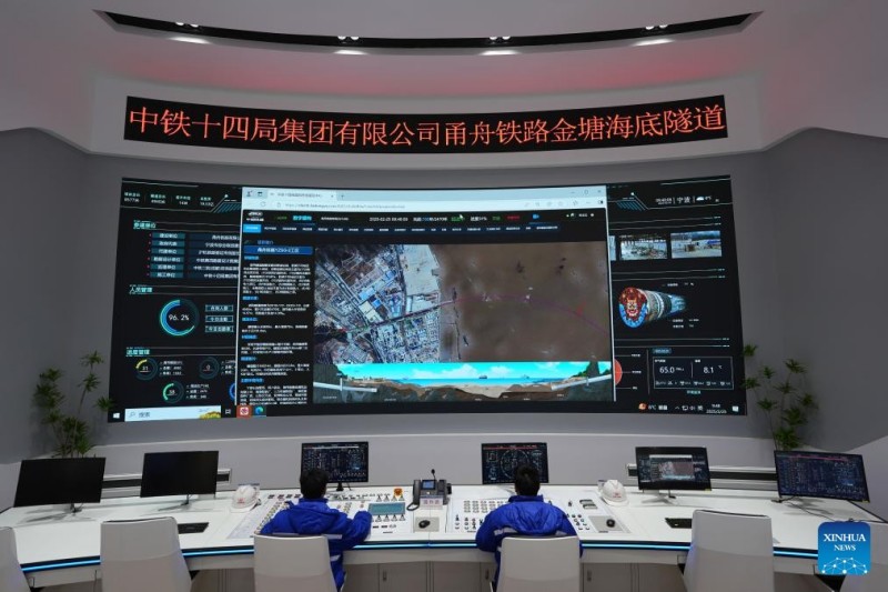 Τεχνικο? απ? την China Railway 14th Bureau Group Co., Ltd. πραγματοποιο?ν απομακρυσμ?νη διαχε?ριση κατασκευ?? μ?σω τη? ?ξυπνη? πλατφ?ρμα? παρακολο?θηση? και διαχε?ριση? ?ργου τη? υποθαλ?σσια? σ?ραγγα? Jintang τη? σιδηροδρομικ?? γραμμ?? Ningbo-Zhoushan στην επαρχ?α Zhejiang, ανατολικ? Κ?να, στι? 25 Φεβρουαρ?ου 2025.