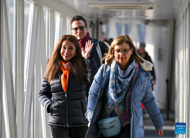 Ξ?νοι τουρ?στε? ε?ναι ?τοιμοι να εισ?λθουν στη δημοτικ? περιοχ? Tianjin στη β?ρεια Κ?να, στι? 25 Φεβρουαρ?ου 2025.