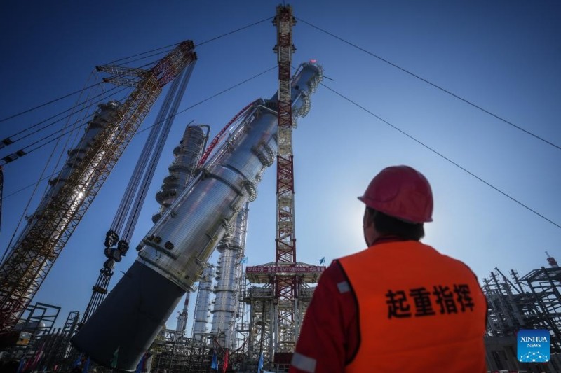 ?να μ?λο? του προσωπικο? καθοδηγε? την εγκατ?σταση εν?? π?ργου ραφιναρ?σματο? σε συγκρ?τημα αρωματικ?ν υλ?ν στο χ?ρο κατασκευ?? εν?? ?ργου παραγωγ?? fine chemicals και πρ?των υλ?ν υπ? την Huajin Aramco Petrochemical Company (HAPCO) στην Παντζ?ν, στη β?ρεια Κ?να, στην επαρχ?α Λιαον?νγκ, 26 Φεβρουαρ?ου 2025. 