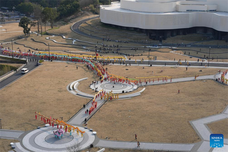 Ο Χορ?? του Υφασμ?τινου Δρ?κου του Φενγκχου? στην Τζετζι?νγκ τη? Κ?να?