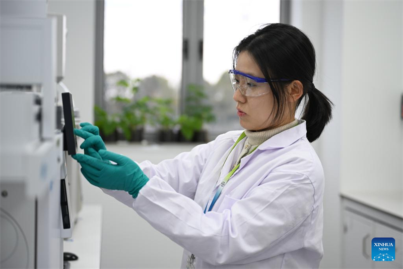 ?να? υπ?λληλο? εργ?ζεται στο εργαστ?ριο του εργοστασ?ου παραγωγ?? Bayer Crop Science στην Χανγκζο?, στην επαρχ?α Ζετζι?νγκ στην ανατολικ? Κ?να, στι? 21 Φεβρουαρ?ου 2025. Φωτογραφ?α / Xinhua