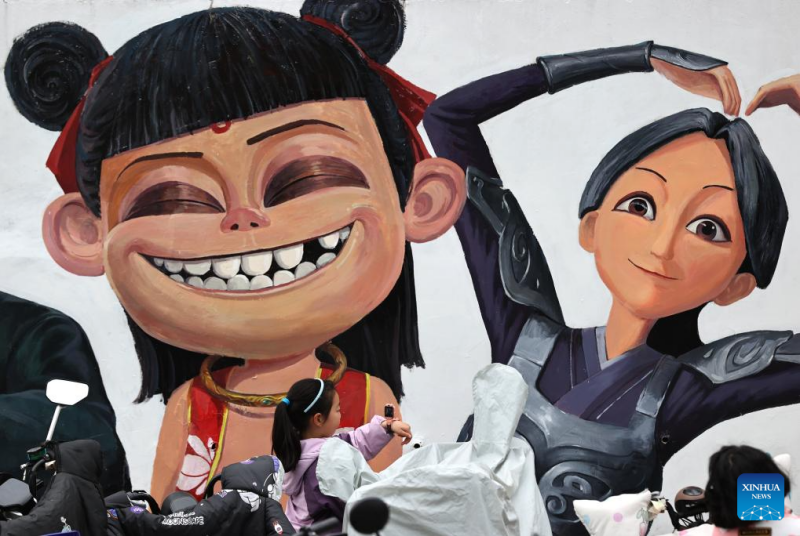 Γκρ?φιττι και τοιχογραφ?ε? με θ?μα το δημοφιλ?? block?buster?“Ne?Zha?2” σε π?λει? τη? Κ?να?