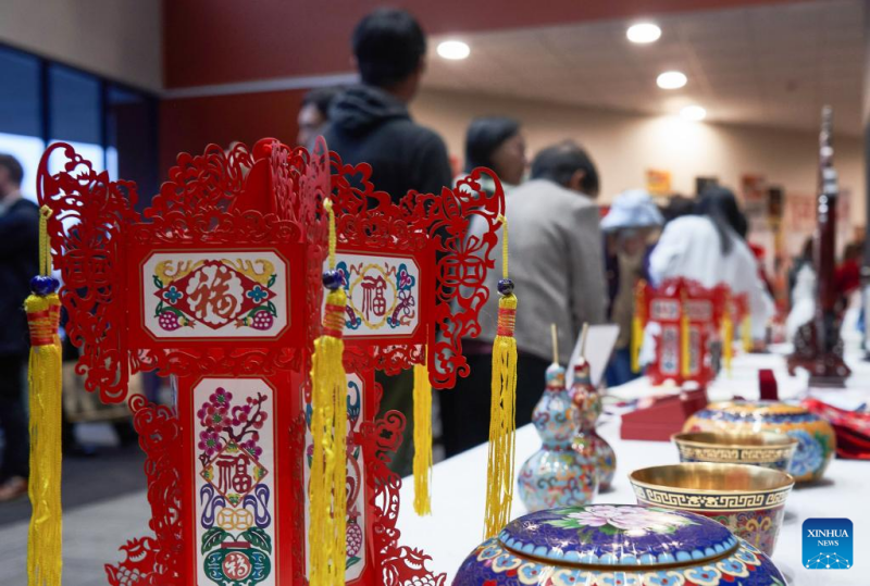 ?νθρωποι επισκ?πτονται την ?κθεση ?υλη? πολιτιστικ?? κληρονομι?? "Yanzhao Craftsmanship" κατ? τη δι?ρκεια εκδ?λωση? προ?θηση? του πολιτιστικο? τουρισμο? τη? επαρχ?α? Χεμπ?ι τη? Κ?να? στο Κρ?ισττσερτ? τη? Ν?α? Ζηλανδ?α?, στι? 3 Μαρτ?ου 2025.