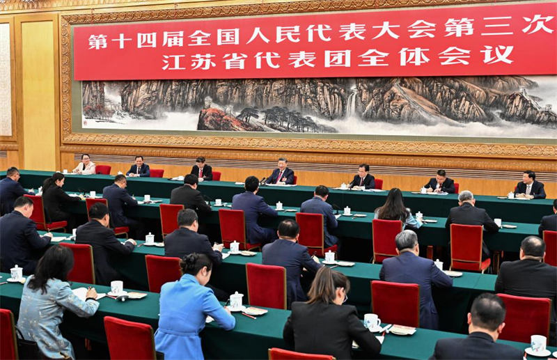 Ο Κιν?ζο? Πρ?εδρο? Σι Τζινπ?νγκ, ο οπο?ο? ε?ναι επ?ση? γενικ?? γραμματ?α? τη? Κεντρικ?? Επιτροπ?? του Κομμουνιστικο? Κ?μματο? Κ?να? και πρ?εδρο? τη? Κεντρικ?? Στρατιωτικ?? Επιτροπ??, συμμετ?χει σε συζ?τηση με ?λλου? νομοθ?τε? απ? την επαρχ?α Jiangsu κατ? τη δι?ρκεια τη? τρ?τη? συν?δου τη? 14η? Εθνικ?? Λα?κ?? Συν?λευση? στο Πεκ?νο, πρωτε?ουσα τη? Κ?να?, στι? 5 Μαρτ?ου 2025. Φωτογραφ?α / Xinhua