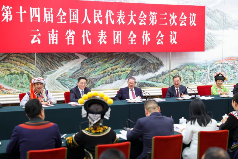 Ο Λι Τσι?νγκ, μ?λο? τη? Μ?νιμη? Επιτροπ?? του Πολιτικο? Γραφε?ου τη? Κεντρικ?? Επιτροπ?? του Κομμουνιστικο? Κ?μματο? Κ?να? και πρωθυπουργ?? τη? Κ?να?, συμμετ?χει σε ομαδικ? συζ?τηση με βουλευτ?? του Εθνικο? Λα?κο? Συνεδρ?ου (NPC) απ? την επαρχ?α Γιουν?ν κατ? την τρ?τη σ?νοδο του 14ου NPC στο Πεκ?νο, πρωτε?ουσα τη? Κ?να?, στι? 5 Μαρτ?ου 2025. Φωτογραφ?α / Xinhua