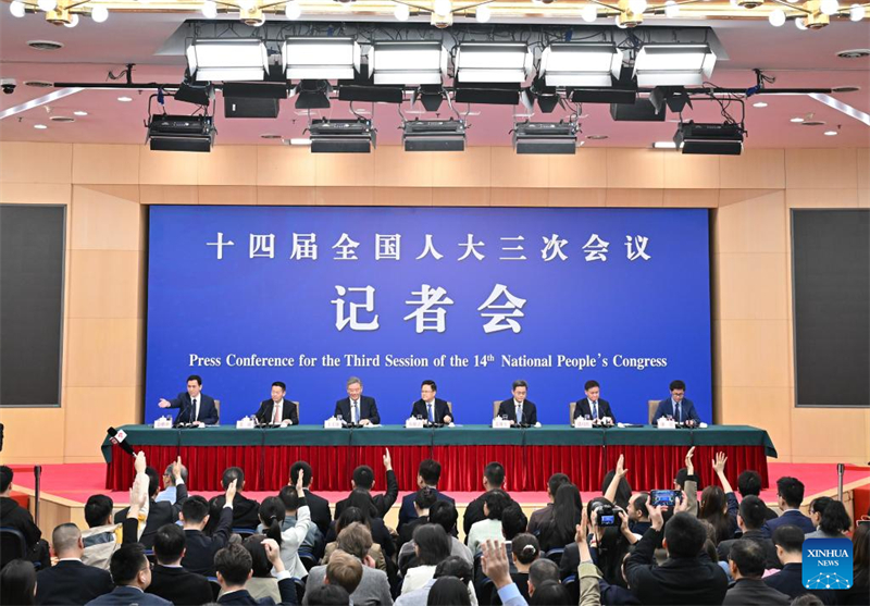 Ο Ζενγκ Σανγι?, επικεφαλ?? τη? Εθνικ?? Επιτροπ?? Αν?πτυξη? και Μεταρρυθμ?σεων, ο Λαν Φο’αν, υπουργ?? Οικονομικ?ν, ο Γου?νγκ Γουεντ?ο, υπουργ?? Εμπορ?ου, ο Παν Γκονγκσ?νγκ, διοικητ?? τη? Λα?κ?? Τρ?πεζα? τη? Κ?να?, και ο Γου Τσινγκ, πρ?εδρο? τη? Επιτροπ?? Ρ?θμιση? Κινεζικ?ν Κινητ?ν Αξι?ν, παρευρ?σκονται σε συν?ντευξη Τ?που για την οικονομ?α, στο πλα?σιο τη? τρ?τη? συν?δου του 14ου Εθνικο? Λα?κο? Συνεδρ?ου (NPC) στο Πεκ?νο, πρωτε?ουσα τη? Κ?να?, στι? 6 Μαρτ?ου 2025. Φωτογραφ?α / Xinhua