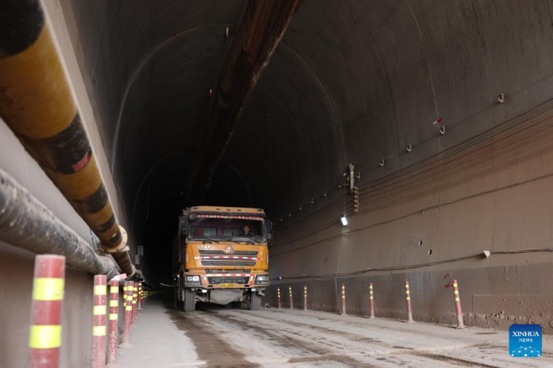?να μ?λο? του προσωπικο? οδηγε? ?ξω απ? τη δεξι? σ?ραγγα του το?νελ Huangjialing στην Αυτ?νομη Νομαρχ?α Χο?ι του Λ?νσια, στην επαρχ?α Γκανσο?, βορειοδυτικ? Κ?να, 9 Μαρτ?ου 2025.