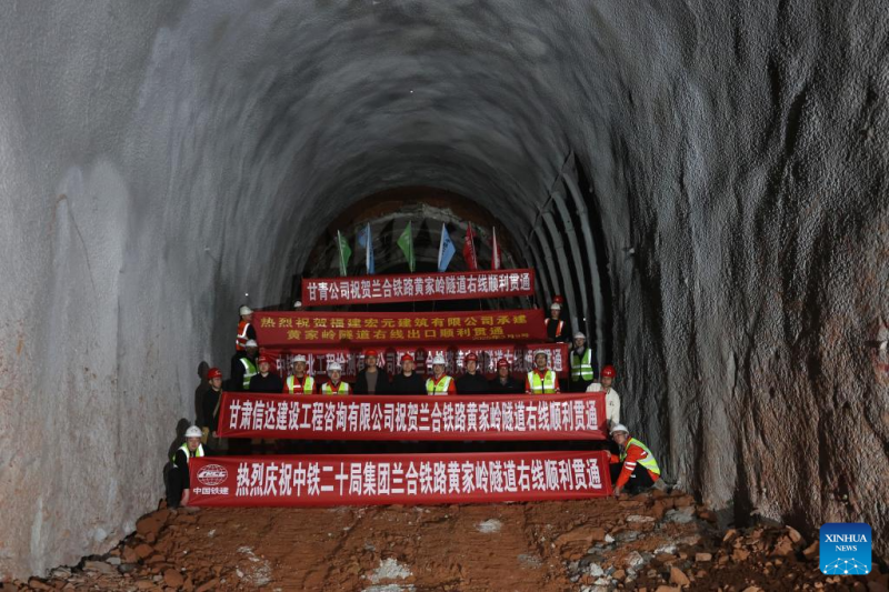 Ολοκληρ?θηκε η δι?νοιξη τη? δεξι?? σ?ραγγα? του το?νελ Huangjialing?στην επαρχ?α Γκανσο? στη βορειοδυτικ? Κ?να