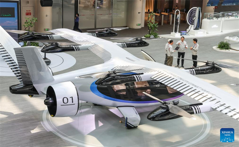 Ο Feng Xingya (δε?τερο? απ? δεξι?), βουλευτ?? του 14ου Εθνικο? Λα?κο? Κογκρ?σου (NPC), ενημερ?νεται για το GOVY AirJet, το πρ?το ιπτ?μενο αυτοκ?νητο με σ?νθετα πτερ?για τη? GAC Group, στο Γκουανγκζο?, στην επαρχ?α Γκουανγκντ?νγκ τη? ν?τια? Κ?να?, στι? 24 Φεβρουαρ?ου 2025. Φωτογραφ?α / Xinhua