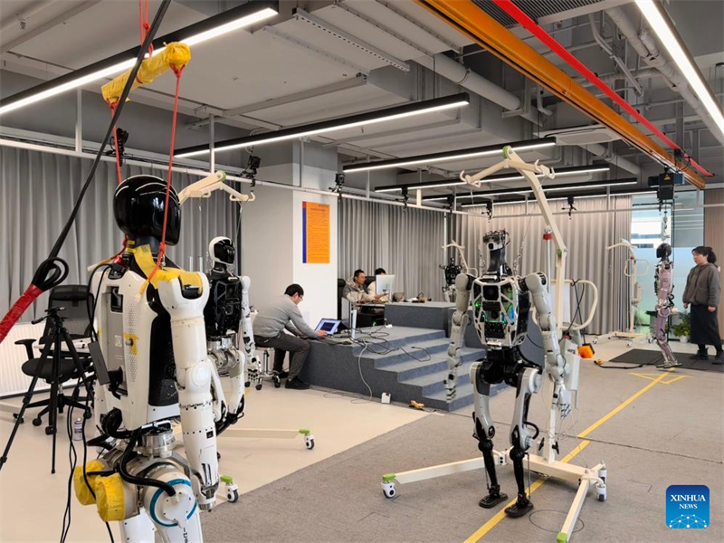 Επισκ?πτη? φωτογραφ?ζει τα ρομποτικ? σκυλι? στην α?θουσα ?κθεση? τη? Unitree Robotics στη Χανγκζο?, στην ανατολικ? Κ?να, στην επαρχ?α Zhejiang, στι? 20 Φεβρουαρ?ου 2025. Φωτογραφ?α / Xinhua