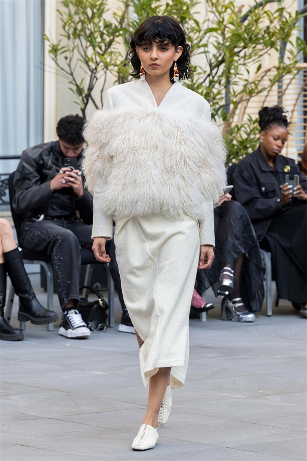 Κομψ? ρο?χα απ? δ?ρμα προβ?του Tan τη? Ν?νγκσια στην Εβδομ?δα Μ?δα? του Παρισιο?