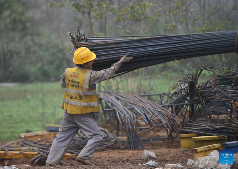 Οι πολλαπλ?? ?ψει? των εργαζομ?νων στο εργοτ?ξιο του αυτοκινητ?δρομου στην περιοχ? Guangxi?τη? Κ?να?