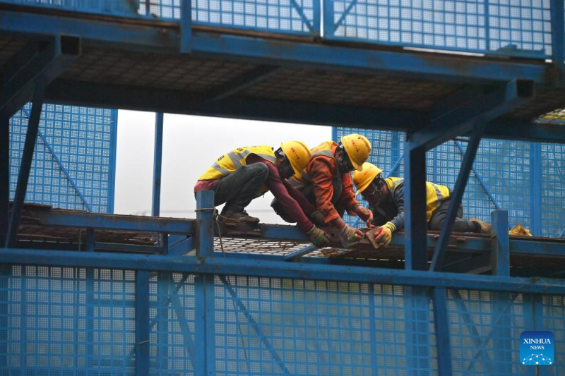 Οι πολλαπλ?? ?ψει? των εργαζομ?νων στο εργοτ?ξιο του αυτοκινητ?δρομου στην περιοχ? Guangxi?τη? Κ?να?